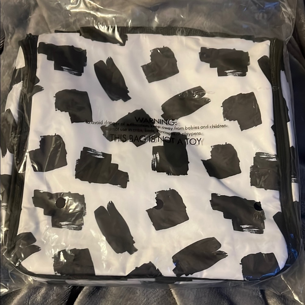 Black and White hanging toiletry bag